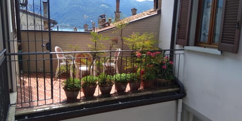 Balcony/Terrace, Lake view, Mountain view