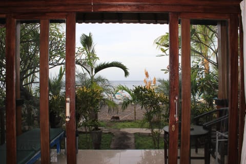 COCONUT BEACH BUNGALOWs & WARUNG Chambre d’hôte in Abang