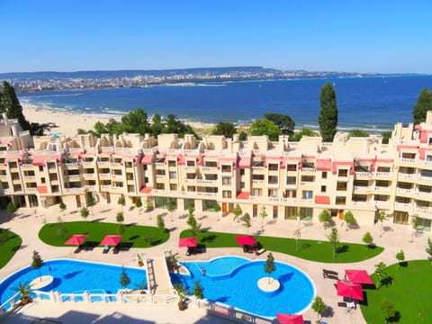 Property building, Communal lounge/ TV room, Day, Beach, Pool view, Sea view, Swimming pool, sunbed