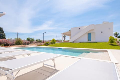 Property building, Day, Pool view, Swimming pool