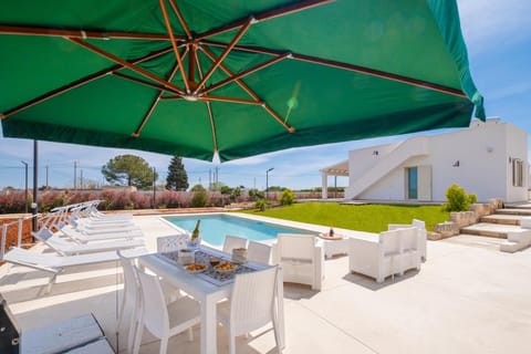 Property building, Day, Balcony/Terrace, Dining area, Food, Swimming pool