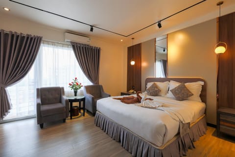 Bed, Photo of the whole room, Seating area, Bedroom, City view, Swimming pool