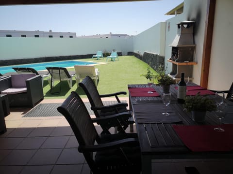 VillaAntonia private huge heated pool and super fast wifi House in Playa Blanca