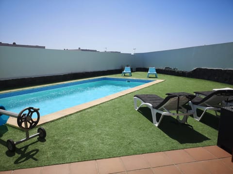 VillaAntonia private huge heated pool and super fast wifi House in Playa Blanca