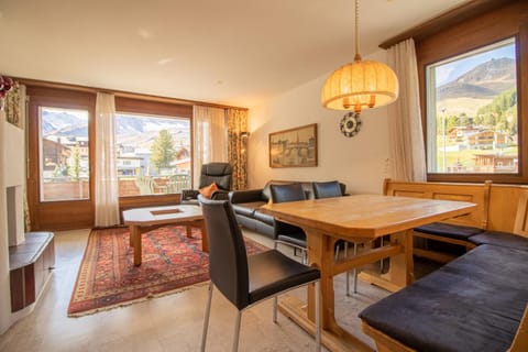 Dining area, Mountain view