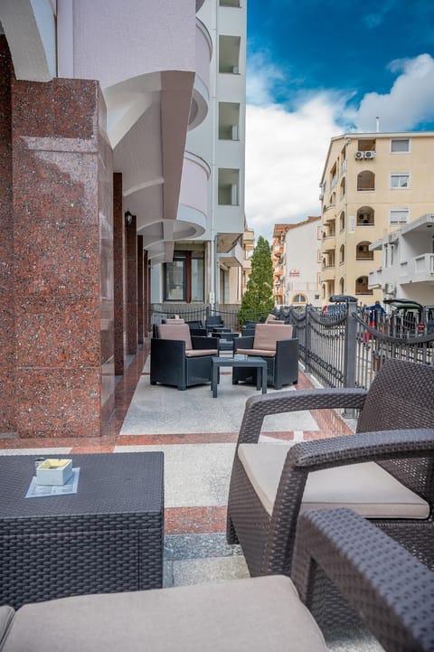 Property building, Balcony/Terrace, Seating area