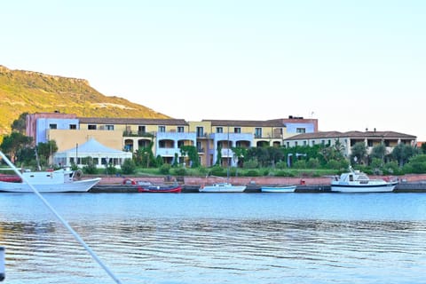 Property building, Nearby landmark, Landmark view, River view