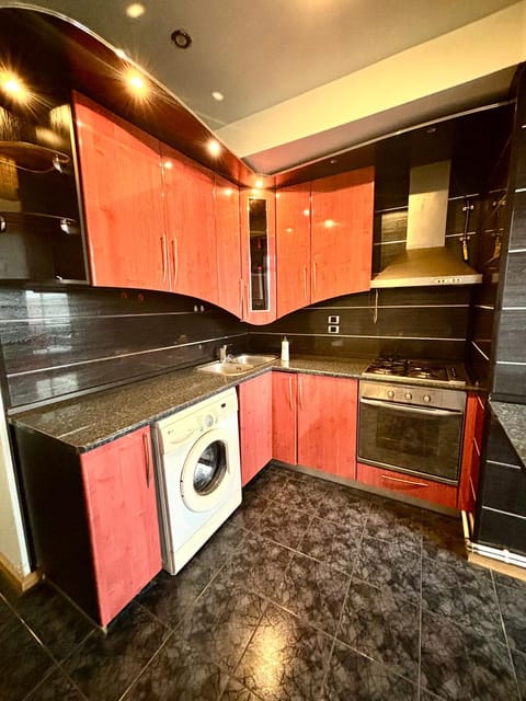 Kitchen or kitchenette, oven, washing machine