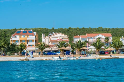 Restaurant/places to eat, Facade/entrance, Neighbourhood, Beach, Area and facilities
