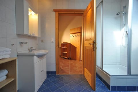 Shower, Bathroom, towels