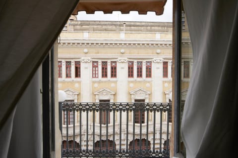 View (from property/room), Balcony/Terrace, Landmark view