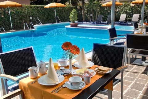 Restaurant/places to eat, Food, Swimming pool, Swimming pool, Buffet breakfast