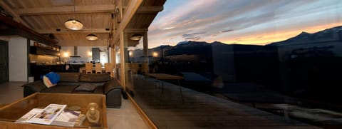 Communal lounge/ TV room, Balcony/Terrace, Decorative detail, Mountain view