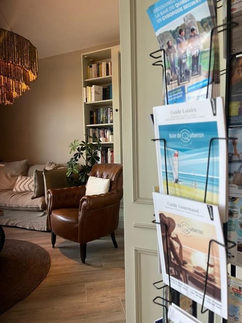 Library, Living room, Seating area