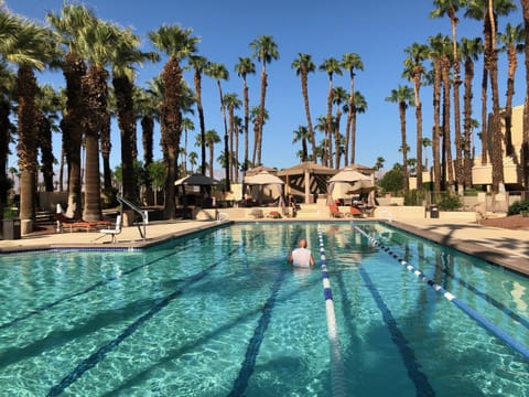 Palm Valley CC 2 Bdrms Den 2 Ba Lux Condo Best Location Casa in Palm Desert