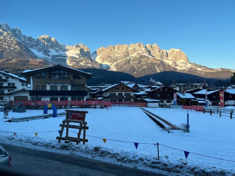 Day, Natural landscape, Winter, Mountain view, Quiet street view