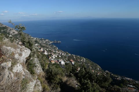 A due passi dalla costiera House in Furore