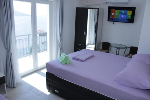 Bed, Balcony/Terrace, Photo of the whole room, Sea view