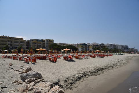 Property building, Spring, Off site, Day, Natural landscape, Summer, Beach, Sea view, Sunrise, Public Bath, sunbed