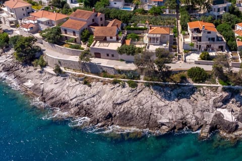 Apartments and rooms by the sea Puntinak, Brac - 12255 Alojamiento y desayuno in Selca, Brač