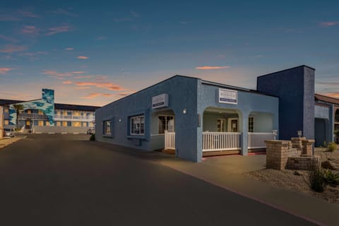 Pacific Coast Roadhouse Hotel Motel in Sierra Nevada