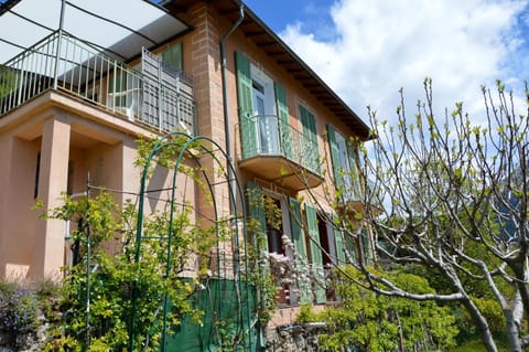 Facade/entrance, Garden, Pets, Mountain view