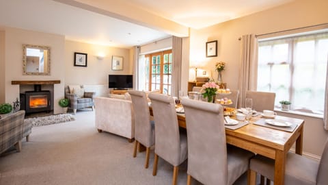 TV and multimedia, Living room, Seating area, Dining area, fireplace