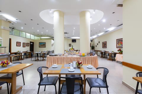 Restaurant/places to eat, Breakfast, Buffet breakfast