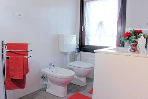 Toilet, Bathroom, bidet, towels