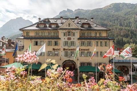 Hotel Dolomiti Schloss Hotel in Canazei