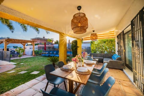 Balcony/Terrace, Dining area, Swimming pool