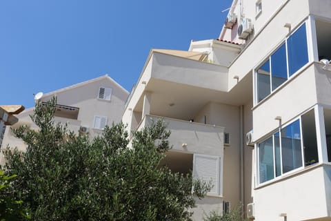 New and modern apartment Karavona Bol Apartment in Bol