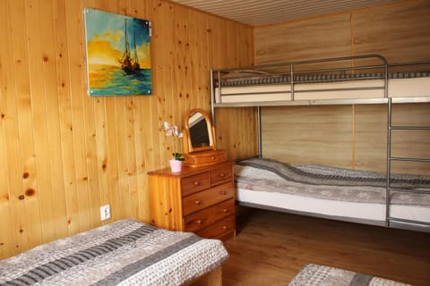 Bedroom, bunk bed