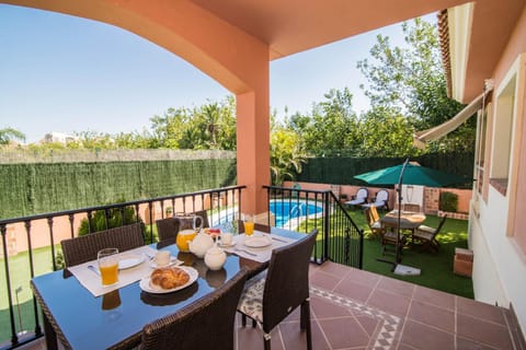 Garden, Balcony/Terrace, Food and drinks, Food, Swimming pool, Drinks