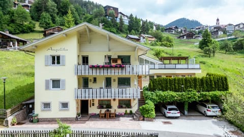 Property building, Day, Neighbourhood, Parking