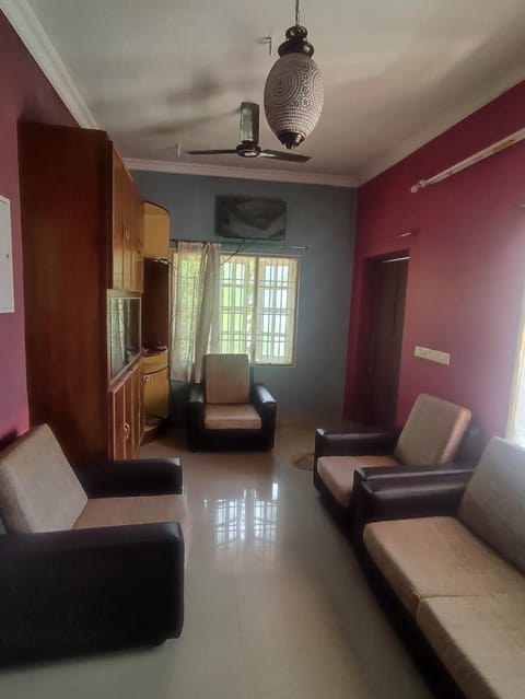 LA MAISON RENALD HOMESTAY NEAR ROCK BEACH WHITE TOWN RAILWAY STN PONDY MARINA CAR PARKING available Eight 3 double zero seven six four 6 double 2 Apartment in Puducherry