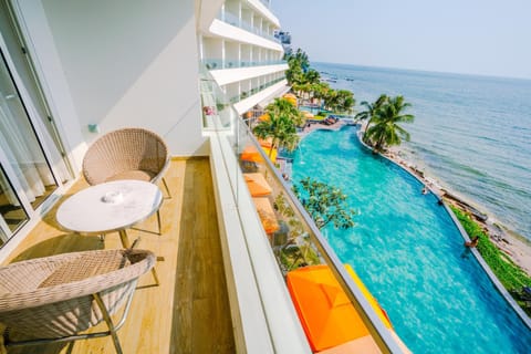 Balcony/Terrace, Pool view, Sea view