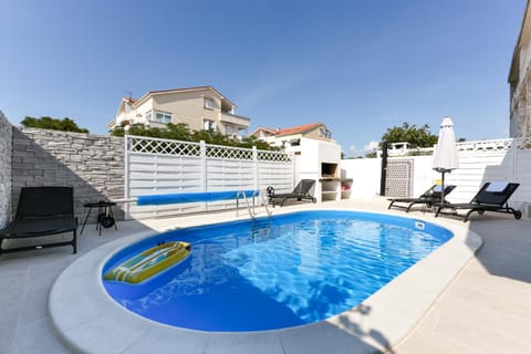 Shower, BBQ facilities, Swimming pool, Swimming pool