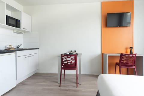 TV and multimedia, Kitchen or kitchenette, Seating area