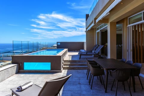 26OnFirst - UPS, Sea Views and Personalised Services Chalet in Camps Bay