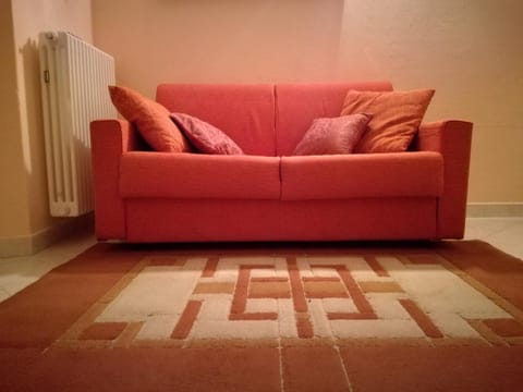 Bed, Living room, Decorative detail