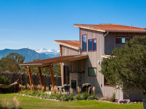 Property building, Patio, Day, Natural landscape, Mountain view