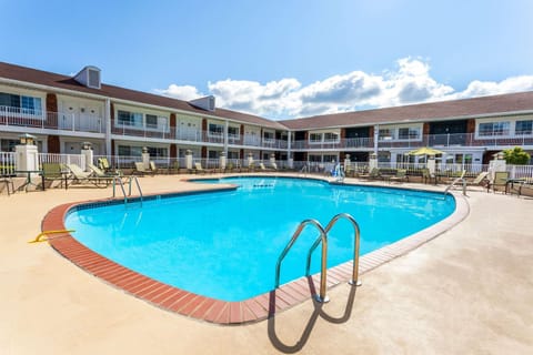 Days Inn & Suites by Wyndham Roseville/Detroit Area Hotel in Lake Erie