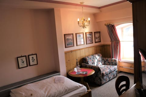 Photo of the whole room, Seating area