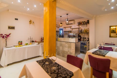 Restaurant/places to eat, Lounge or bar, Food and drinks