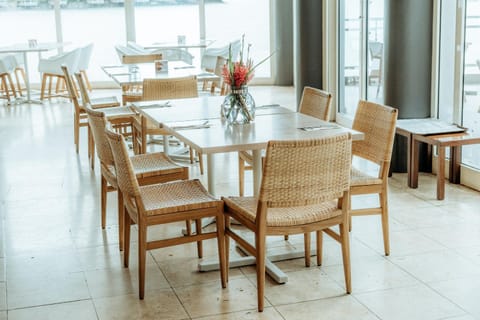 Restaurant/places to eat, Dining area