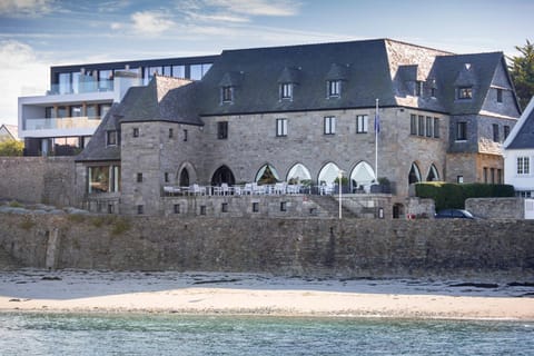 Facade/entrance, Sea view