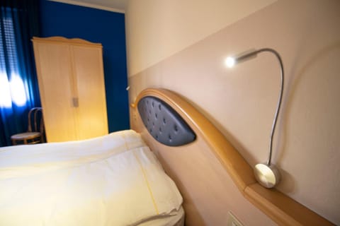 Bed, TV and multimedia, Bedroom