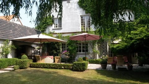Property building, Facade/entrance, Garden, Garden view