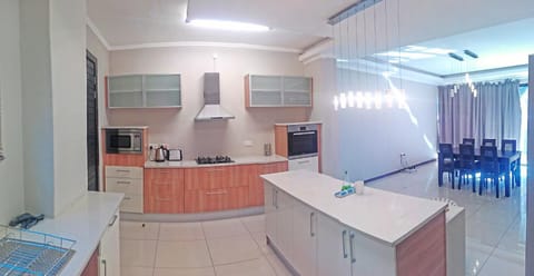 Kitchen or kitchenette, Food and drinks, Dining area, Area and facilities, Drinks